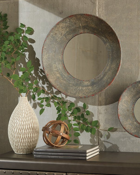 Carine Accent Mirror image
